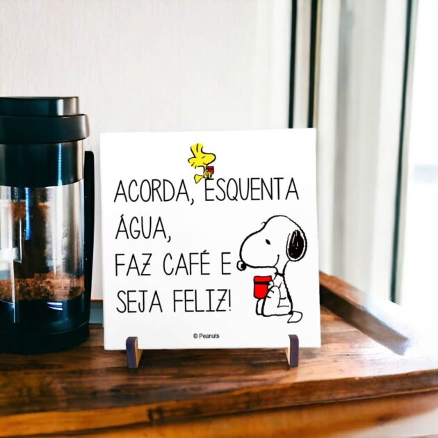 Azulejo decorativo do Snoopy para o cantinho do café com a frase Acorda, esquenta água, faz café e seja feliz