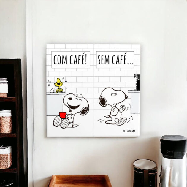 Azulejo decorativo do Snoopy para o cantinho do café com a frase Com café! Sem café... 