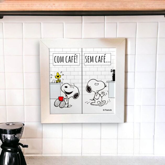 Azulejo decorativo do Snoopy para o cantinho do café com a frase Com café! Sem café... 