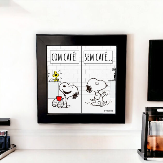 Azulejo decorativo do Snoopy para o cantinho do café com a frase Com café! Sem café... 