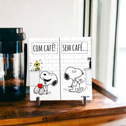 Azulejo decorativo do Snoopy para o cantinho do café com a frase Com café! Sem café... 