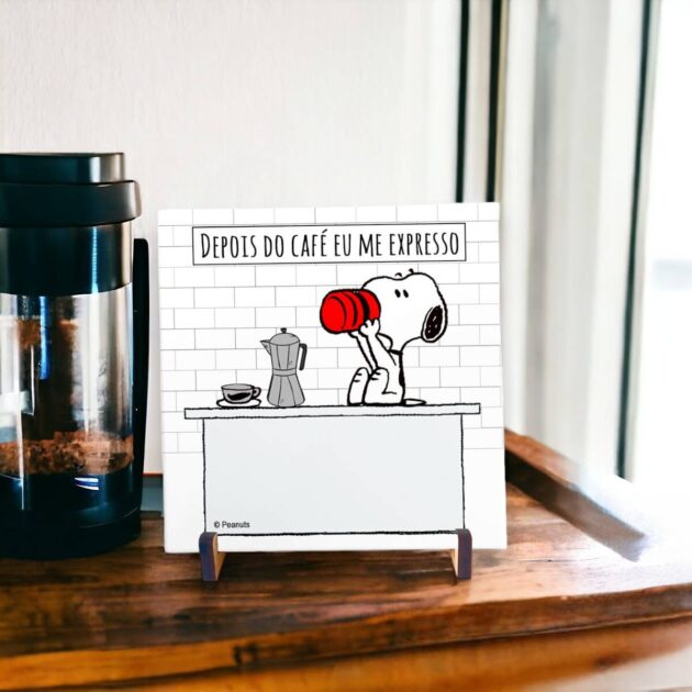 Azulejo decorativo do Snoopy para o cantinho do café com a frase Depois do café eu me expresso