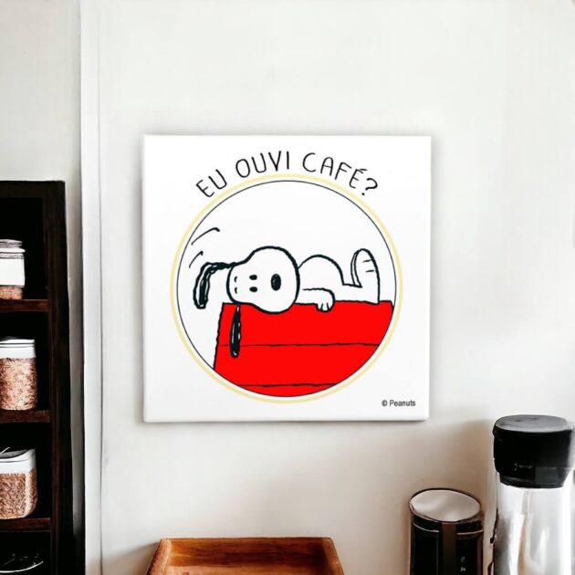 Azulejo decorativo do Snoopy para o cantinho do café com a frase Eu ouvi café? com o Snoopy deitado na casinha