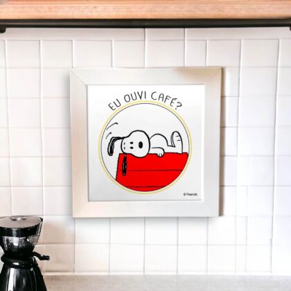 Azulejo decorativo do Snoopy para o cantinho do café com a frase Eu ouvi café? com o Snoopy deitado na casinha