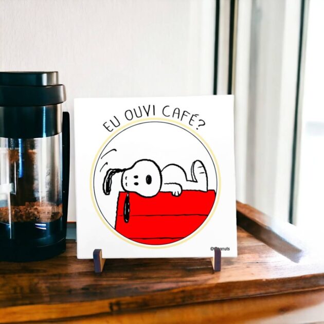 Azulejo decorativo do Snoopy para o cantinho do café com a frase Eu ouvi café? com o Snoopy deitado na casinha