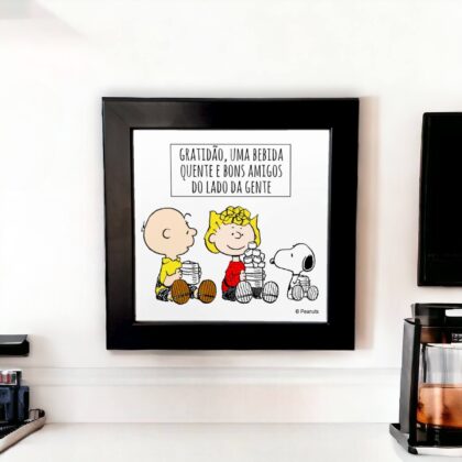 Azulejo decorativo do Snoopy para o cantinho do café com a frase Gratidão, uma bebida quente e bons amigos do lado da gente