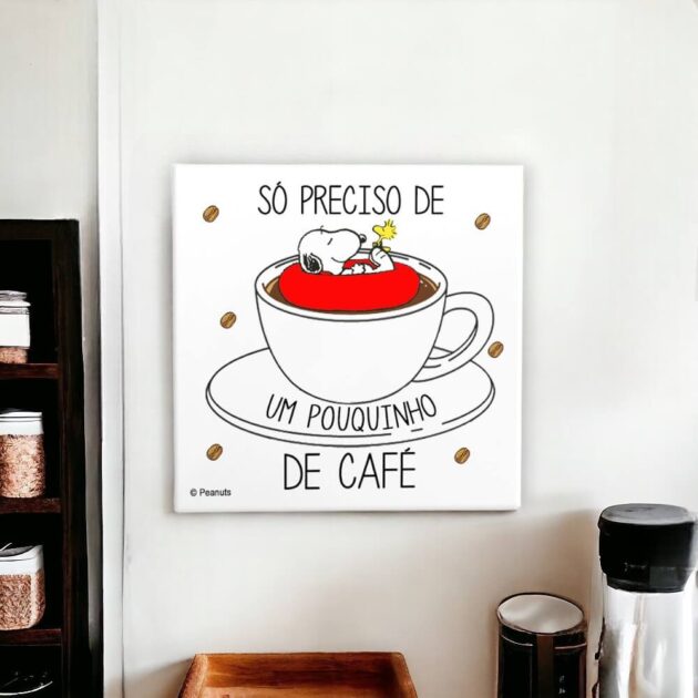 Azulejo decorativo do Snoopy para o cantinho do café com a frase Eu só preciso de um pouquinho de café