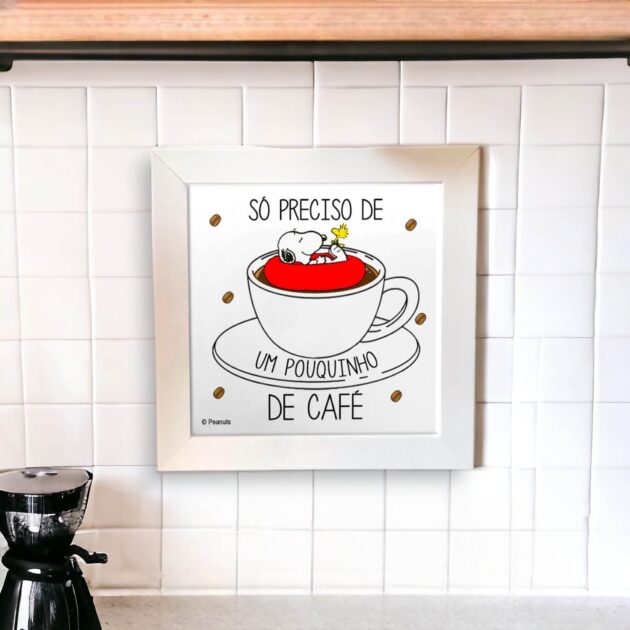 Azulejo decorativo do Snoopy para o cantinho do café com a frase Eu só preciso de um pouquinho de café