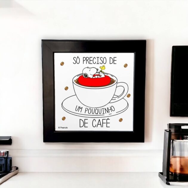 Azulejo decorativo do Snoopy para o cantinho do café com a frase Eu só preciso de um pouquinho de café