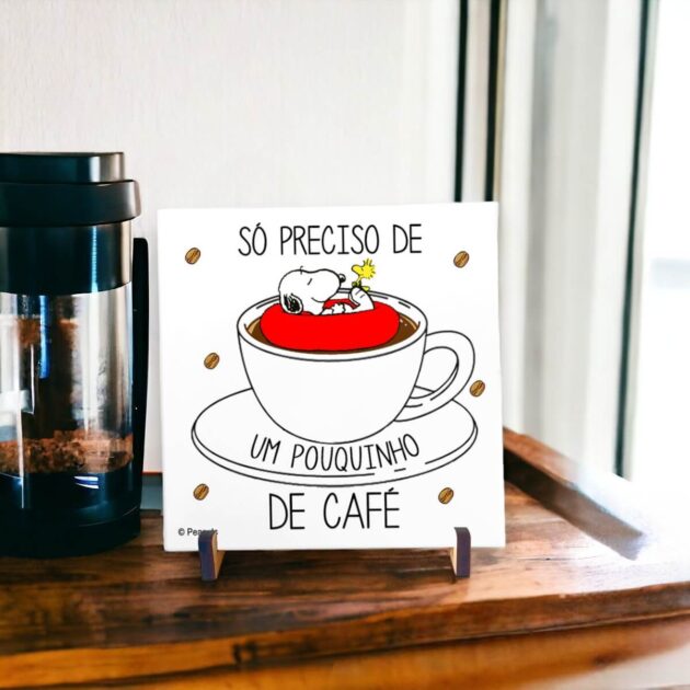 Azulejo decorativo do Snoopy para o cantinho do café com a frase Eu só preciso de um pouquinho de café