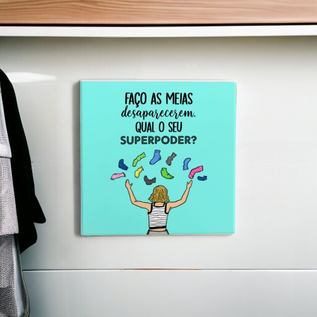 Azulejo decorativo para lavanderia com a frase Faço as meias desaparecerem. Qual o seu superpoder? Com o desenho de uma mulher com várias meias coloridas -  Lavanderia Divertida - Image 6