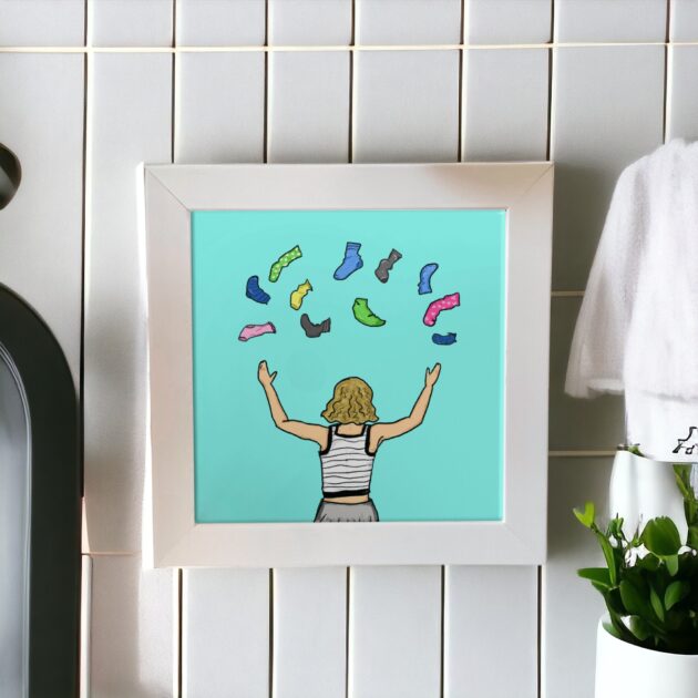 Azulejo decorativo para lavanderia com a frase Faço as meias desaparecerem. Qual o seu superpoder? Com o desenho de uma mulher com várias meias coloridas -  Lavanderia Divertida - Image 5