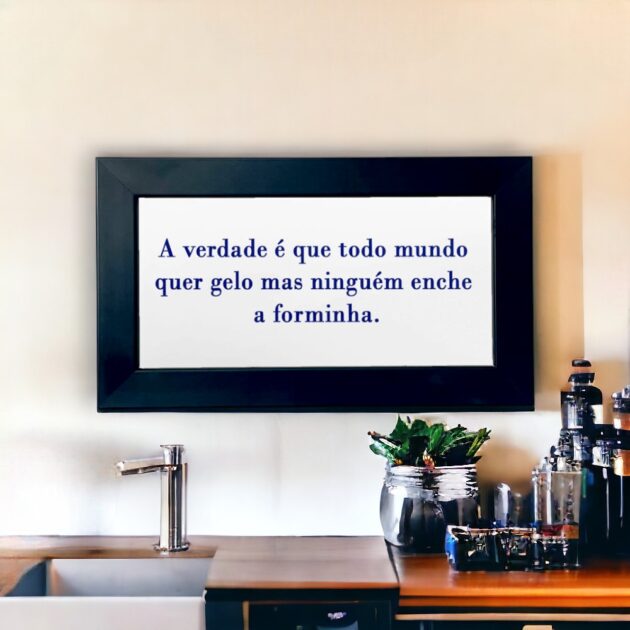 Azulejo decorativo para cozinha com a frase A verdade é que todo mundo quer gelo mas ninguém enche a forminha