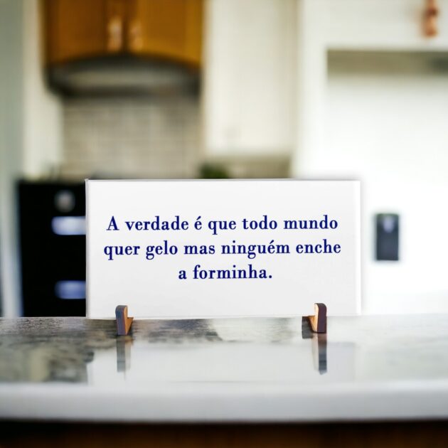 Azulejo decorativo para cozinha com a frase A verdade é que todo mundo quer gelo mas ninguém enche a forminha