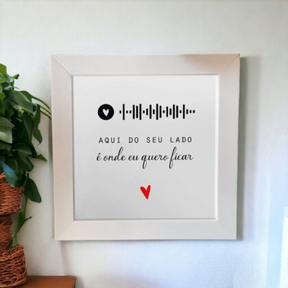 Azulejo interativo com a frase Aqui do seu lado é onde eu quero ficar com música do Spotify 