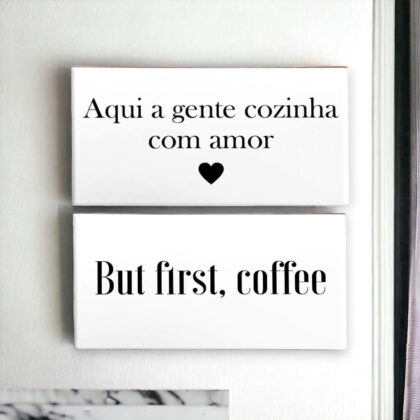 Conjunto de dois azulejos decorativos para cozinha com as frases Aqui a gente cozinha com amor e But first, coffee