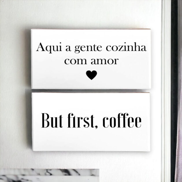 Conjunto de dois azulejos decorativos para cozinha com as frases Aqui a gente cozinha com amor e But first, coffee