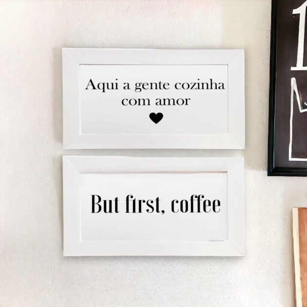 Conjunto de dois azulejos decorativos para cozinha com as frases Aqui a gente cozinha com amor e But first, coffee