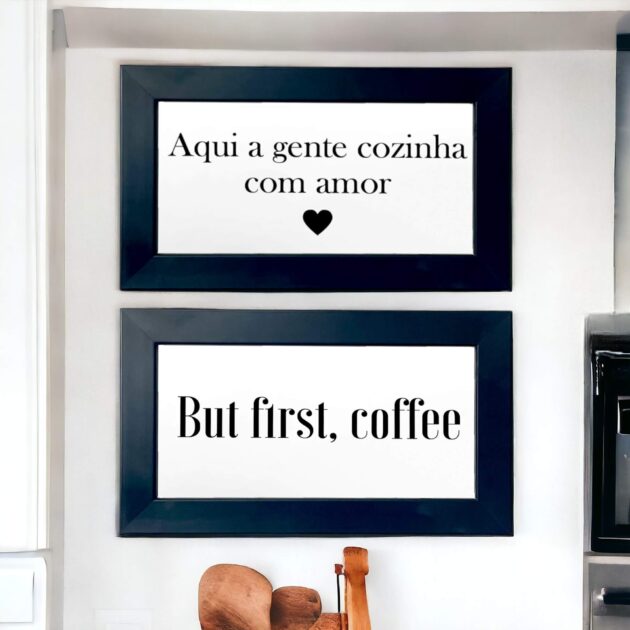 Conjunto de dois azulejos decorativos para cozinha com as frases Aqui a gente cozinha com amor e But first, coffee