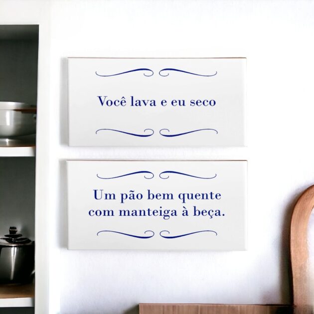 Conjunto de dois azulejos decorativos com as frases Um pão bem quente com manteiga à beça e Você lava e eu seco