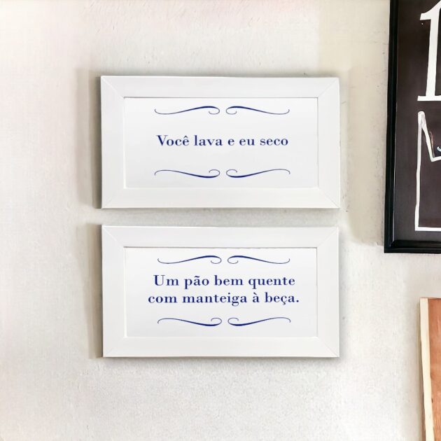 Conjunto de dois azulejos decorativos com as frases Um pão bem quente com manteiga à beça e Você lava e eu seco