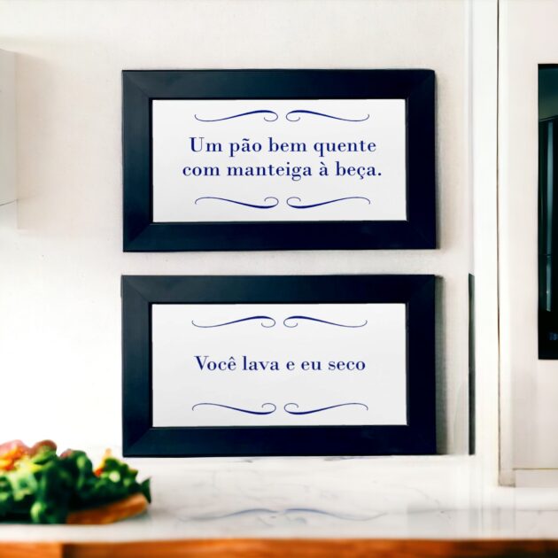 Conjunto de dois azulejos decorativos com as frases Um pão bem quente com manteiga à beça e Você lava e eu seco