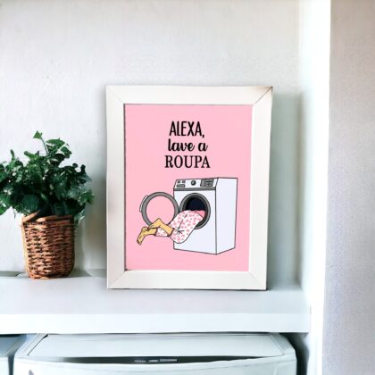 Azulejo decorativo para lavanderia com a frase Alexa, lave a roupa com o desenho de uma mulher dentro da máquina de lavar roupa 