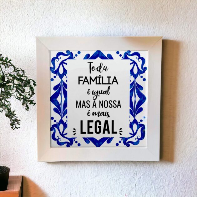 Azulejo decorativo com a frase Toda família é igual mas a nossa é mais legal