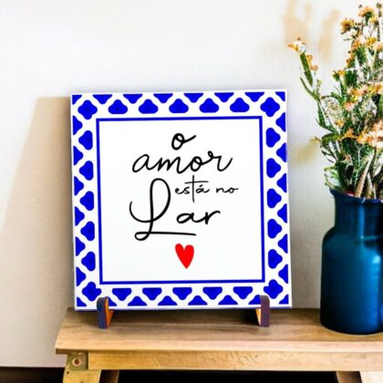 Azulejo decorativo com a frase O amor está no Lar 