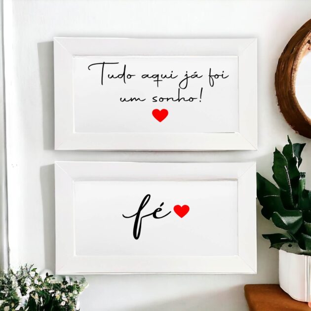 Conjunto de dois azulejos decorativos com as frases Tudo aqui já foi um sonho e Fé com um coração vermelho