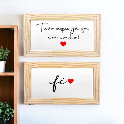 Conjunto de dois azulejos decorativos com as frases Tudo aqui já foi um sonho e Fé com um coração vermelho