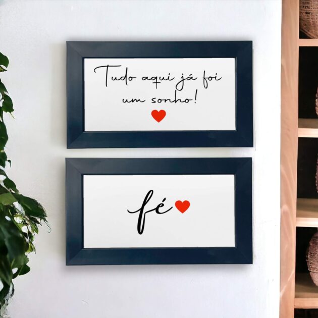 Conjunto de dois azulejos decorativos com as frases Tudo aqui já foi um sonho e Fé com um coração vermelho