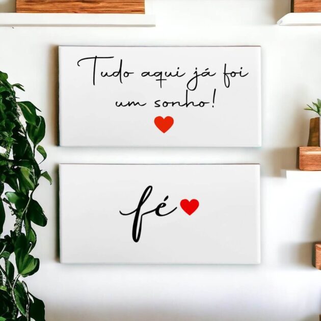 Conjunto de dois azulejos decorativos com as frases Tudo aqui já foi um sonho e Fé com um coração vermelho