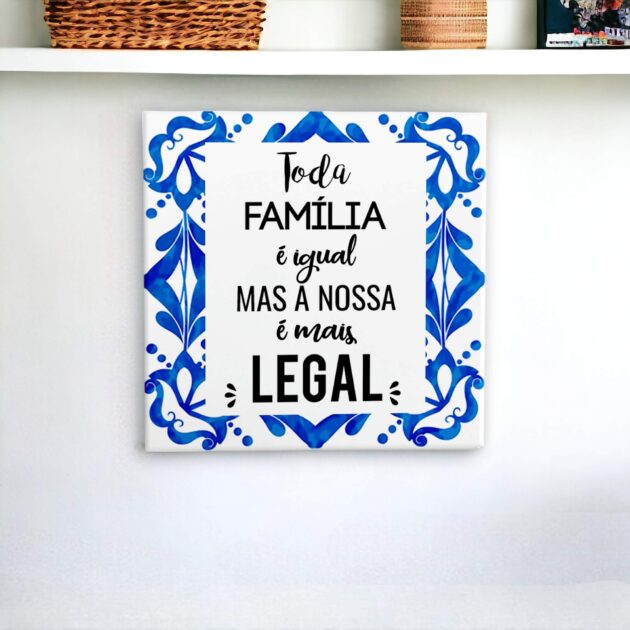 Azulejo decorativo com a frase Toda família é igual mas a nossa é mais legal