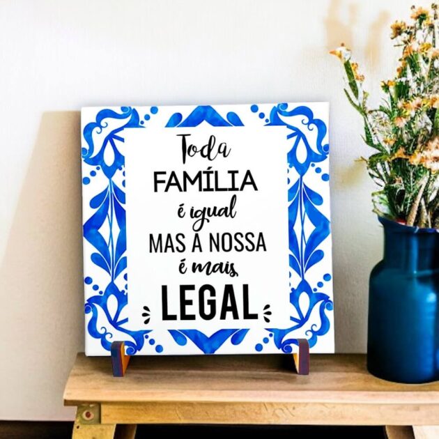 Azulejo decorativo com a frase Toda família é igual mas a nossa é mais legal