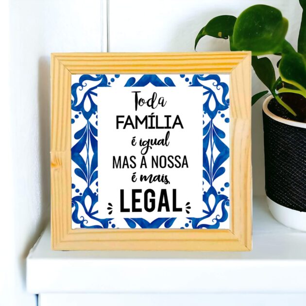 Azulejo decorativo com a frase Toda família é igual mas a nossa é mais legal