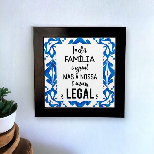 Azulejo decorativo com a frase Toda família é igual mas a nossa é mais legal