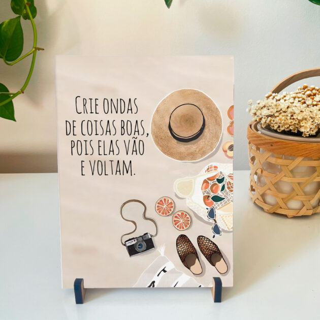 Azulejo decorativo com a frase Crie ondas de coisas boas, pois elas vão e voltam