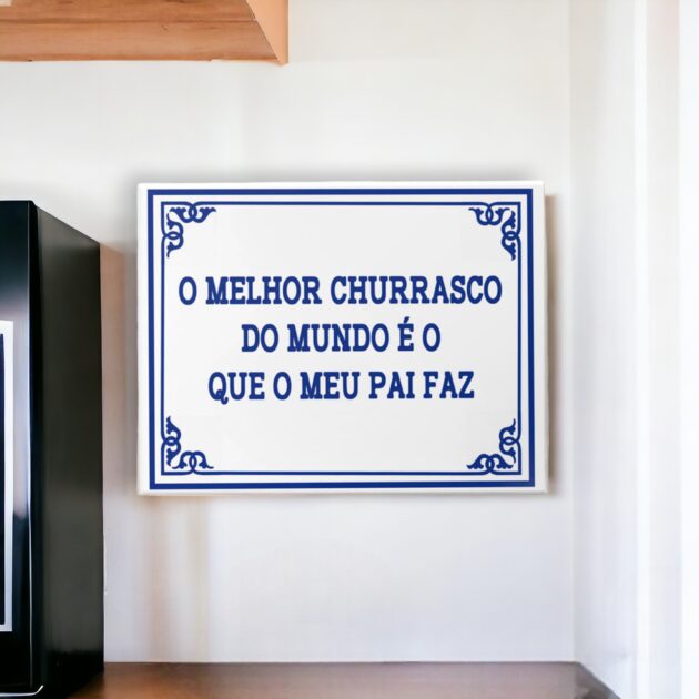 Azulejo decorativo com a frase O melhor churrasco do mundo é o que o meu pai faz  - Coleção Portugal - Presente para o Dia dos Pais