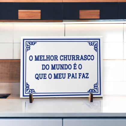 Azulejo decorativo com a frase O melhor churrasco do mundo é o que o meu pai faz  - Coleção Portugal - Presente para o Dia dos Pais