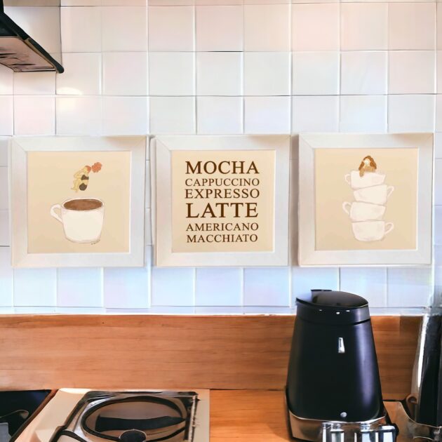 Conjunto de três azulejos decorativos para o cantinho do café moça pulando na xícara, tipos de café e moça tomando café dentro de várias xícaras - Coleção Café e Arte