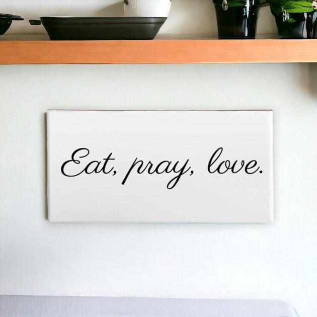 Azulejo decorativo para cozinha com a frase Eat, pray, love.