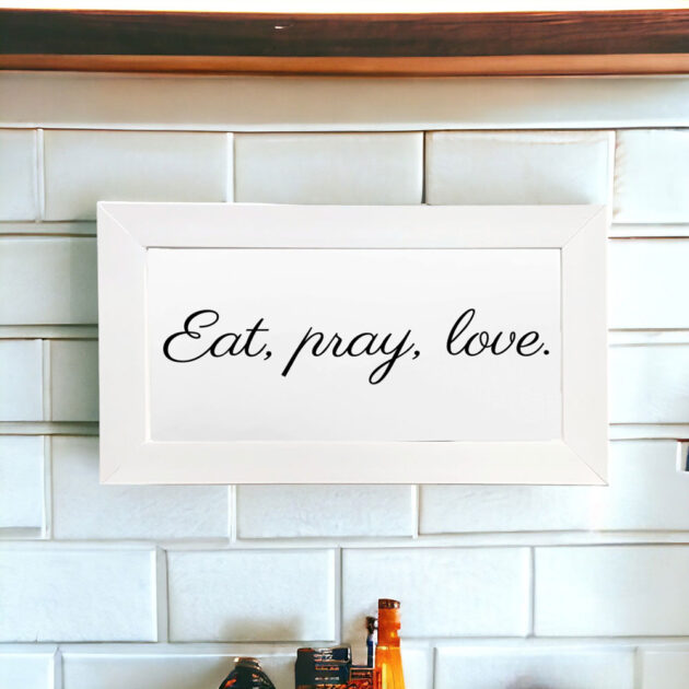 Azulejo decorativo para cozinha com a frase Eat, pray, love.