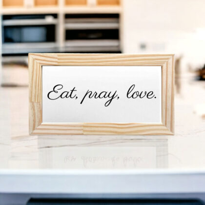 Azulejo decorativo para cozinha com a frase Eat, pray, love.