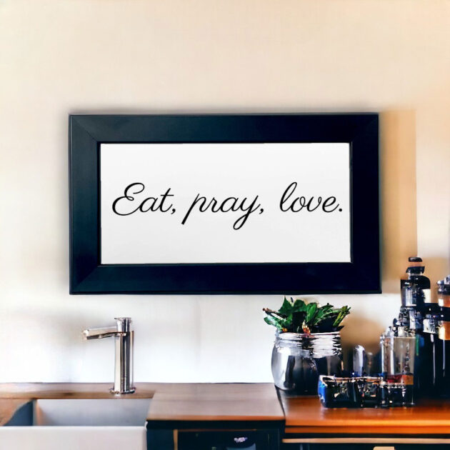 Azulejo decorativo para cozinha com a frase Eat, pray, love.