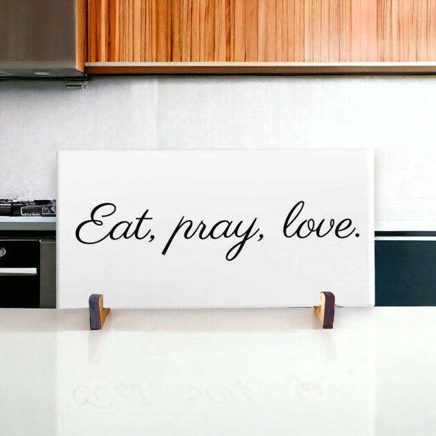 Azulejo decorativo para cozinha com a frase Eat, pray, love.