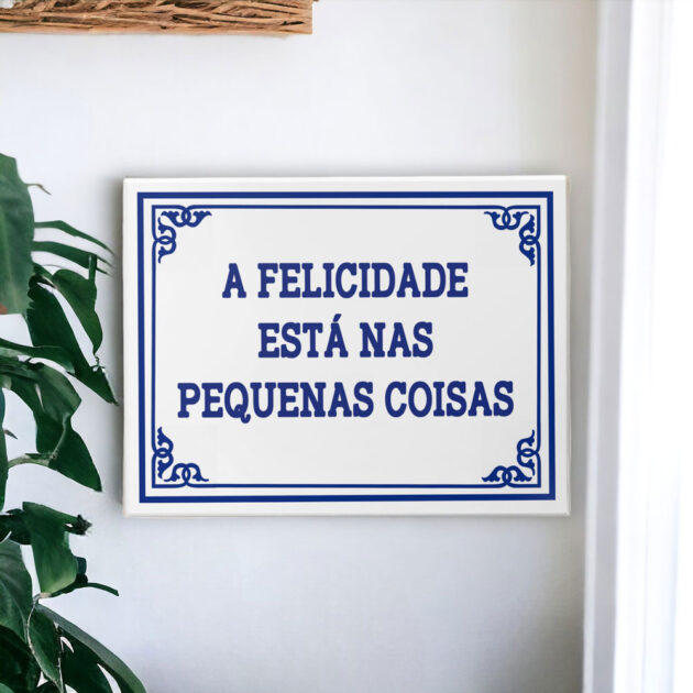 Azulejo decorativo com a frase A felicidade está nas pequenas coisas - Coleção Portugal