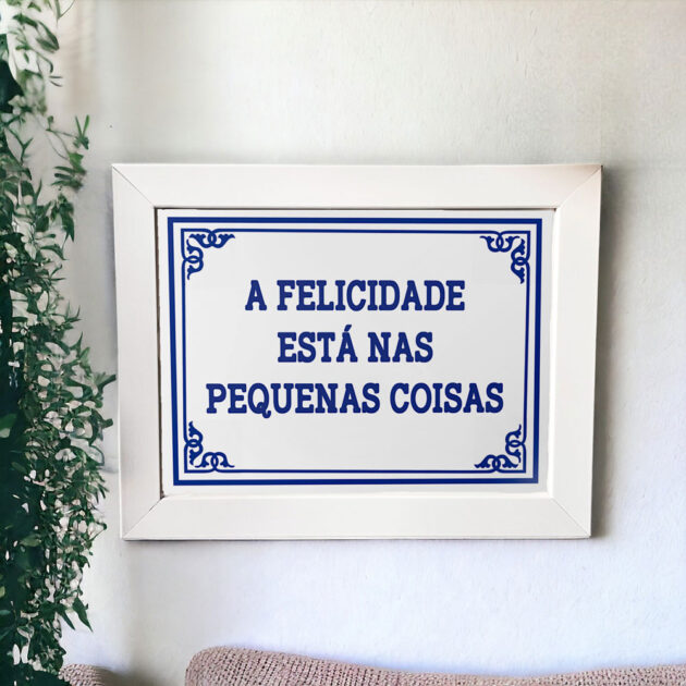 Azulejo decorativo com a frase A felicidade está nas pequenas coisas - Coleção Portugal