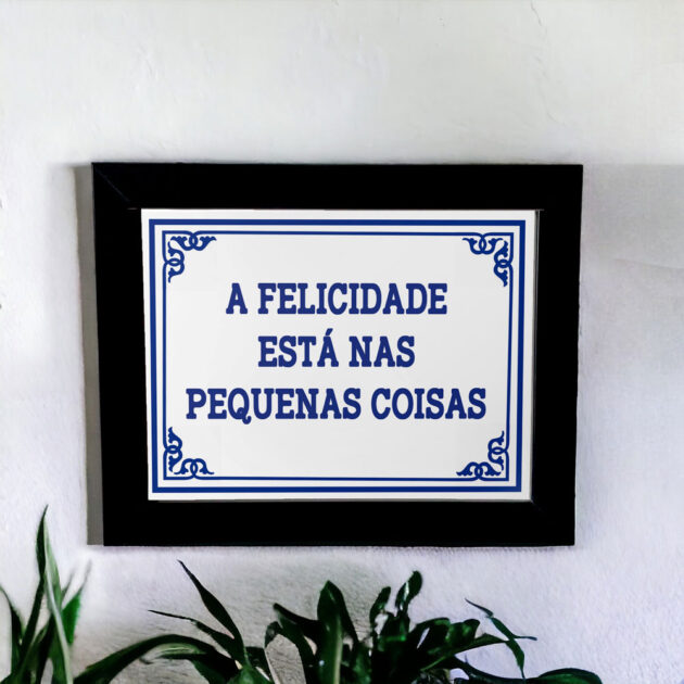 Azulejo decorativo com a frase A felicidade está nas pequenas coisas - Coleção Portugal