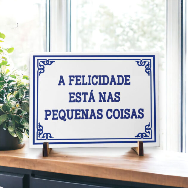 Azulejo decorativo com a frase A felicidade está nas pequenas coisas - Coleção Portugal